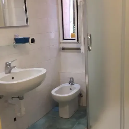 بيت ضيافة Mae Suites 2*